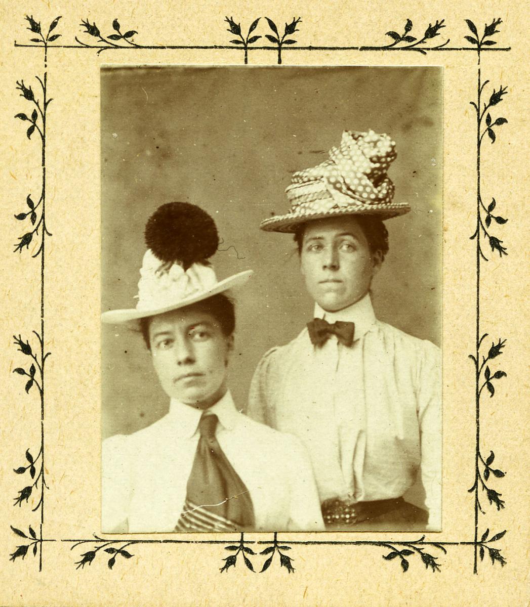 Alice Austen and Gertrude Tate, Pickards Penny Foto studio, Stapleton Staten Island, 1905.godine. Donacija kuće Alice Austen